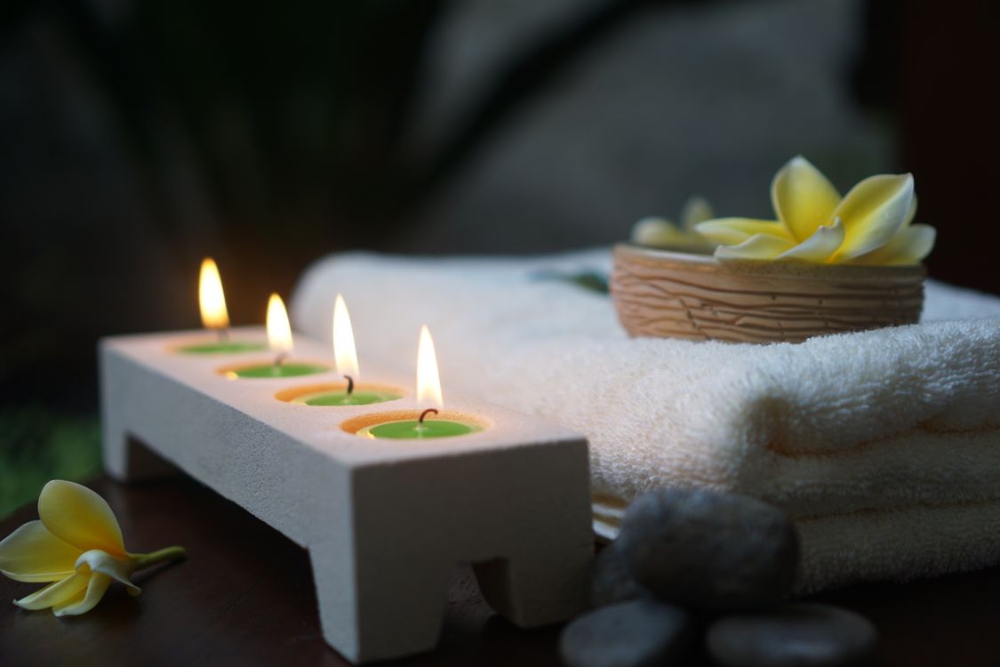 Cadeau bien-être Paris — bougies serviettes et fleurs spa Zenna