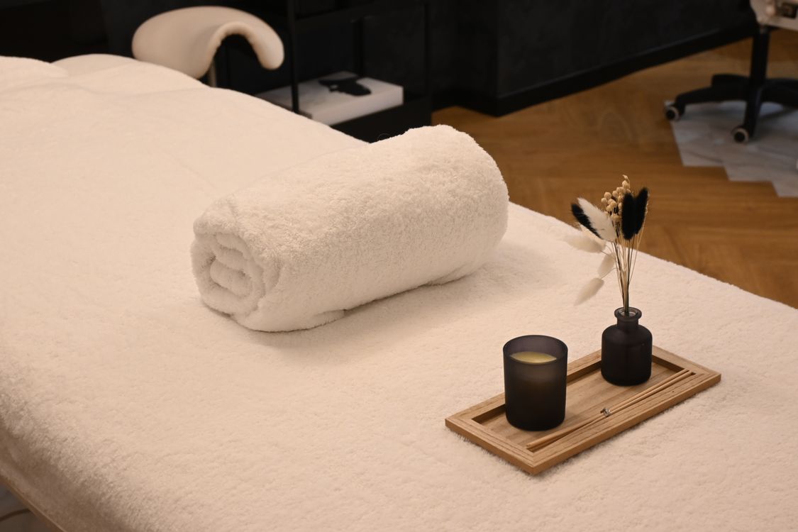 Cabine soin duo Paris — table de massage avec bougie et vases déco