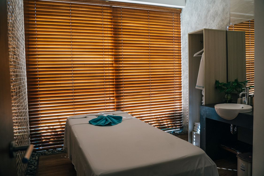 Cabine massage relaxant Paris — salle de soin lumineuse Zenna Spa