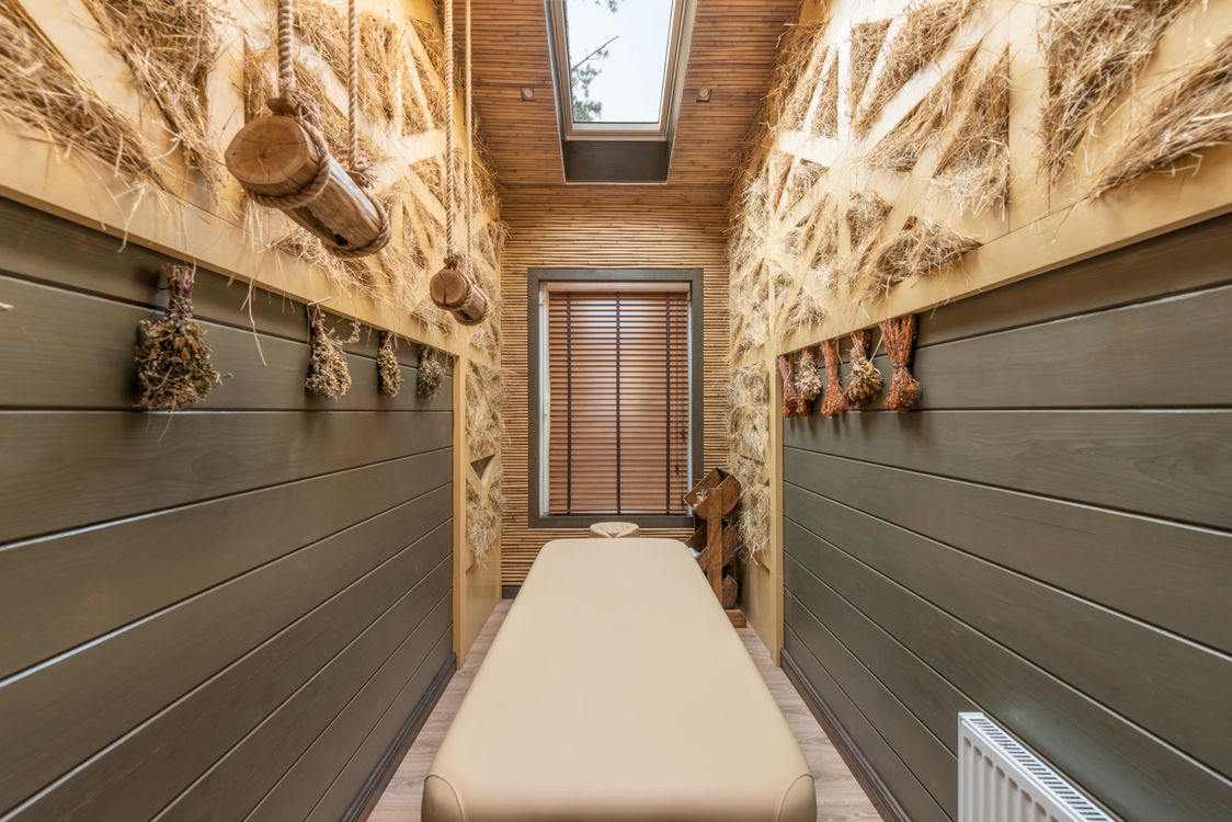 Cabine massage dos Paris — table de soin et décor naturel Zenna Spa