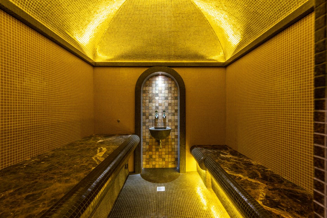 Hammam mosaïque Zenna Spa Paris — intérieur lumineux et marbre