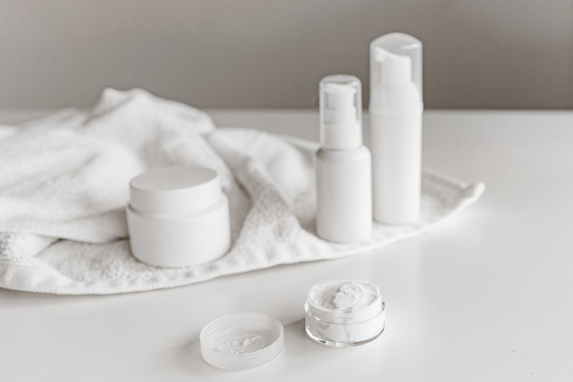 Soin visage Paris — produits soins luxueux sur surface blanche Zenna Spa